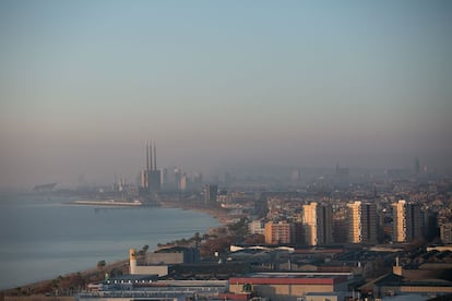 Barcelona sota un tel de contaminaci&oacute; el desembre passat. 