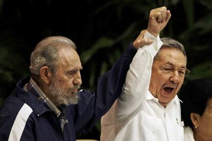 Fidel Castro levanta el brazo de su hermano Raúl durante el último Congreso del Partido Comunista de Cuba, celebrado en abril de 2011, cuando Raúl fue elegido primer secretario del Partido Comunista.