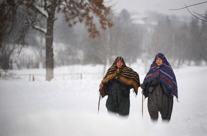 Dos mujeres caminan entre la nieve en la localidad de Rakovski, a 355 al noroeste de Sofía, Bulgaria. El país ha registrado estos días temperaturas mínimas de - 30º.