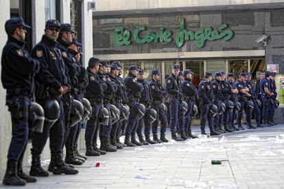 Agentes antidisturbios del Cuerpo Nacional de Policía protegen la entrada de El Corte Inglés en la calle Preciados de Madrid, para impedir la acción de los piquetes, durante la jornada de huelga general del 29-S de 2010, convocada en contra de la aprobada Ley de Reforma Laboral. Cuarta huelga a un Gobierno socialista, con José Luis Rodríguez Zapatero de presidente.