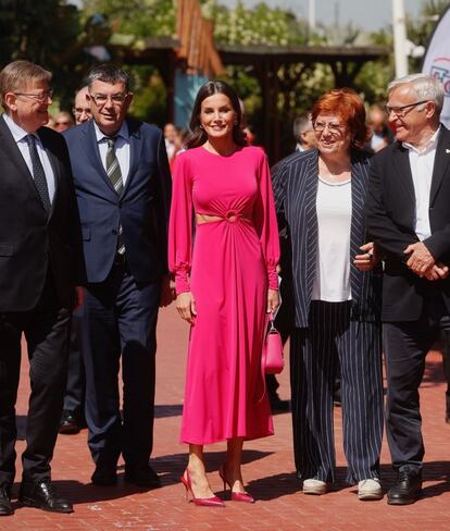 La reina Letizia junto al Presidente de la Generalitat de Valencia, Ximo Puig, y al alcalde de Valencia, Joan Ribó.