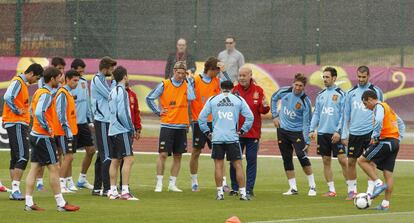 Los jugadores reciben las instrucciones de Del Bosque