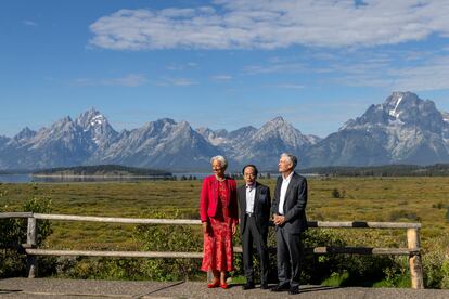 Desde la izquierda, Christine Lagarde (BCE), Kazuo Ueda (Banco de Japón) y Jerome Powell (Reserva Federal), en Jackson Hole (EE UU)