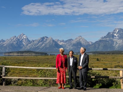 Desde la izquierda, Christine Lagarde (BCE), Kazuo Ueda (Banco de Japón) y Jerome Powell (Reserva Federal), en Jackson Hole (EE UU)