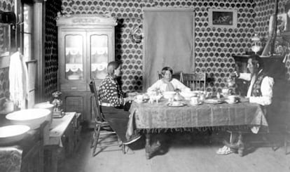 Interior de cocina india en la Reserva Crow, fotografía de Richard Throssel, de 1910.