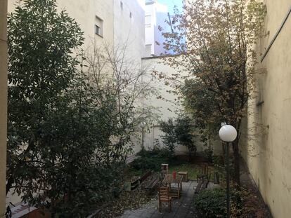 El patio de vecinos frente a la casa en la que Saramago pasó sus últimos años en Madrid, en un edificio en el corazón de Malasaña.