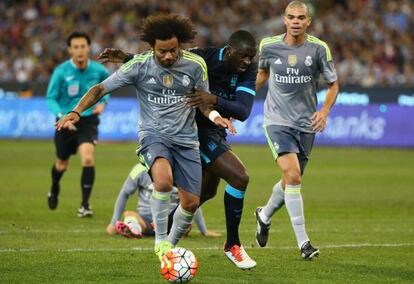 Marcelo intenta irse de Yaya Touré en el partido contra el City en Melbourne