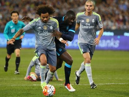 Marcelo intenta irse de Yaya Tour&eacute; en el partido contra el City en Melbourne