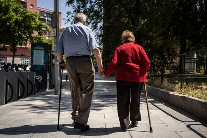 Un hombre y una mujer pasean cogidos de la mano, en 2021 en Madrid.