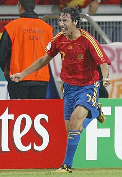 Partido del grupo H de la fase final del Mundial de fútbol de Alemania 2006. España 3-Túnez 1. En la foto, el jugador de España, Raúl, celebra el gol del empate, marcado por él.