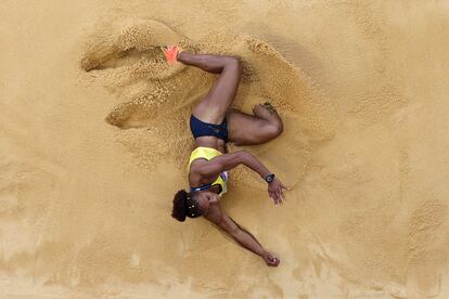 Martha Araujo, del equipo Colombia, compite durante el salto de longitud de heptatlón femenino en los Juegos Olímpicos París 2024, el 9 de agosto de 2024.