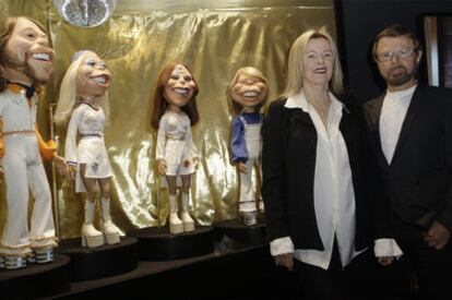 Anni-Frid Lyngstad y Björn Ulvaeus, miembros de Abba, en la exposición dedicada al grupo en Londres.