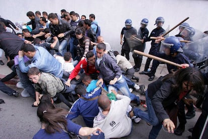 Policías cargan contra los manifestantes durante la protesta universitaria.