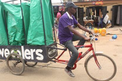 Un recolector de residuos con su bicicleta modificada.
