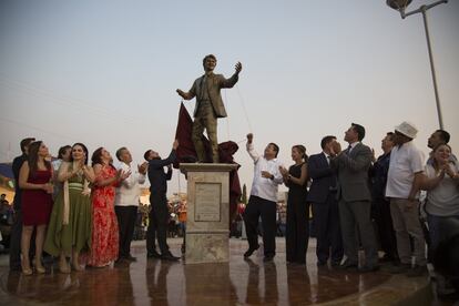 Una estatua de Juan Gabriel donada al Gobierno Municipal de Ciudad Juárez por el artista Armando Gallegos ha sido develada este lunes.