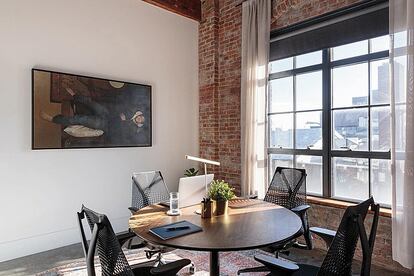 El Brooklyn más industrioso se reúne en los espacios comunes del Wythe Hotel.