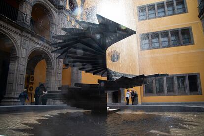 Fuente escultórica del artista Vicente Rojo en el Patio de Pasantes del Colegio de San Ildefonso.