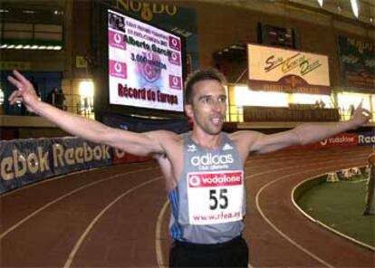 Alberto García celebra la consecución de la plusmarca europea de 3.000 metros lisos.