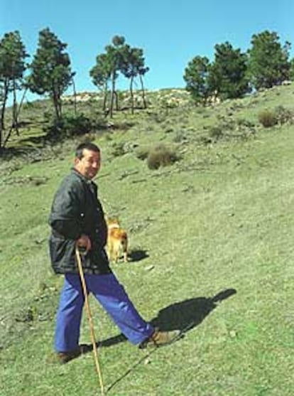 Un pastor en la Sierra de Huétor en una foto de archivo.