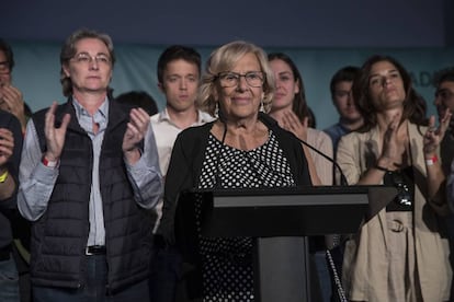 Carmena comparece tras conocer los resultados electorales. Tras ella, de izquierda a derecha, Marta Higueras, Íñigo Errejón, Rita Maestre y Clara Serra.