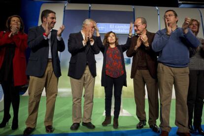 Soraya Sáenz de Santamaría, en la clausura en Málaga de la convención del PP andaluz. A su derecha, Javier Arenas.