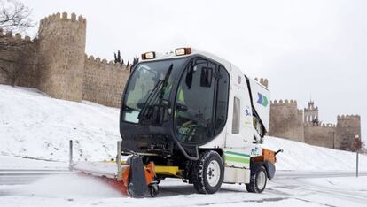 Una m&aacute;quina quitanieves trabaja junto a la muralla de &Aacute;vila.