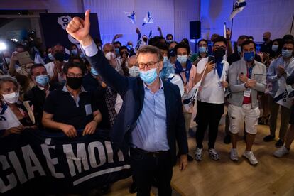 El reelegido presidente de la Xunta, Alberto Núñez Feijóo, celebra junto a simpatizantes de su partido, la amplia victoria en las elecciones autonómicas que se han celebrado este domingo en Galicia, las primeras desde la llegada de la pandemia por la covid-19.