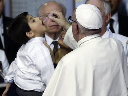 El Papa vacuna a un niño contra la polio en su visita al hospital. En el recorrido estuvo también el exrector de la UNAM y hoy Ministro de Salud, José Narro Robles.