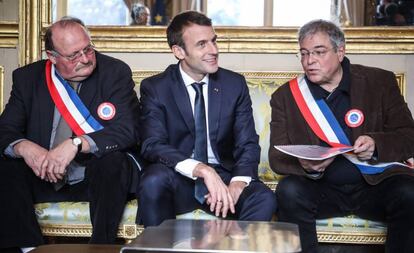 El presidente Emmanuel Macron recibe a alcaldes de zonas rurales en vísperas del debate nacional 