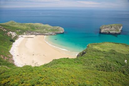 La playa de Ballota, en Llanes (Asturias).