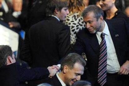 Abramovich da la mano al Príncipe Guillermo.