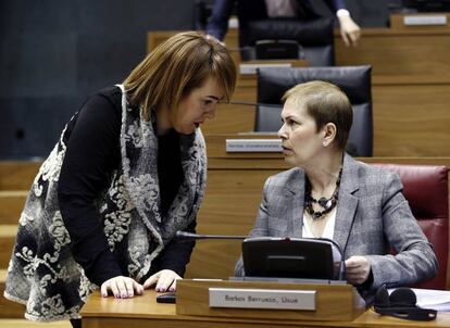 La presidenta del Gobierno de Navarra, Uxue Barkos, y la del Parlamento foral, Ainhoa Aznárez, en un pleno reciente de la Cámara navarra.