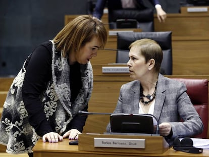 La presidenta del Gobierno de Navarra, Uxue Barkos, y la del Parlamento foral, Ainhoa Aznárez, en un pleno reciente de la Cámara navarra.