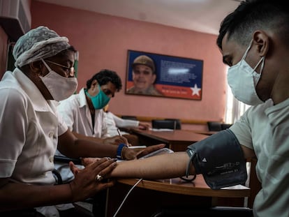Una enfermera atiende a un hombre tras aplicarle una dosis de la vacuna cubana Soberana 02, el 24 de marzo.