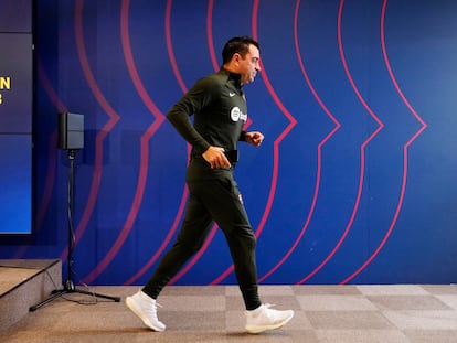 Xavi Hernández abandona la sala de prensa en la Ciudad Deportiva del Barcelona.