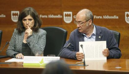 La diputada de Hacienda Helena Franco y el diputado general de Gipuzkoa, Martin Garitano, durante su comparecencia sobre el Consejo Vasco de Finanzas.