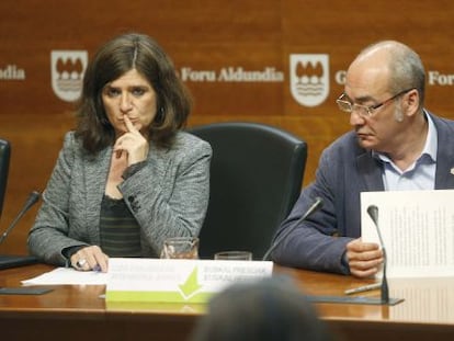 La diputada de Hacienda Helena Franco y el diputado general de Gipuzkoa, Martin Garitano, durante su comparecencia sobre el Consejo Vasco de Finanzas.
