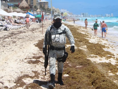 Un elemento de la Guardia Nacional recorre la playa Ballena, en Cancún, el pasado 4 de abril.