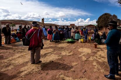 Los Uma Mallkus tienen que rendir cuentas por su trabajo a su comunidad. Jacinto explica a sus vecinos los avances que se están haciendo para que el agua llegue a Central Coniri, a tan sólo dos horas y media de la ciudad de La Paz.