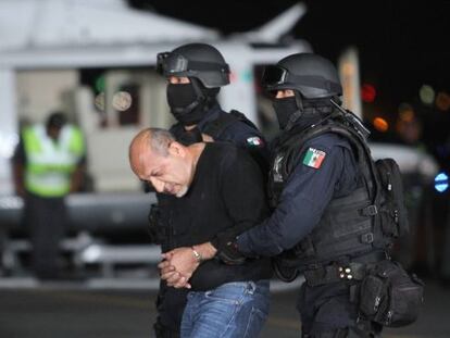 Servando Gómez, 'La tuta', escoltado por dos policías en febrero.