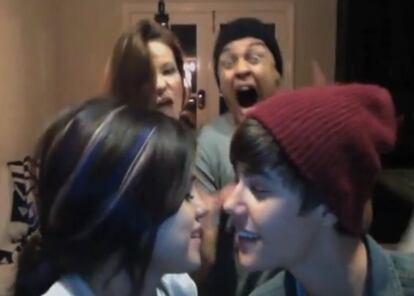 Justin Bieber y Selena G&oacute;mez en su parodia de Call me maybe