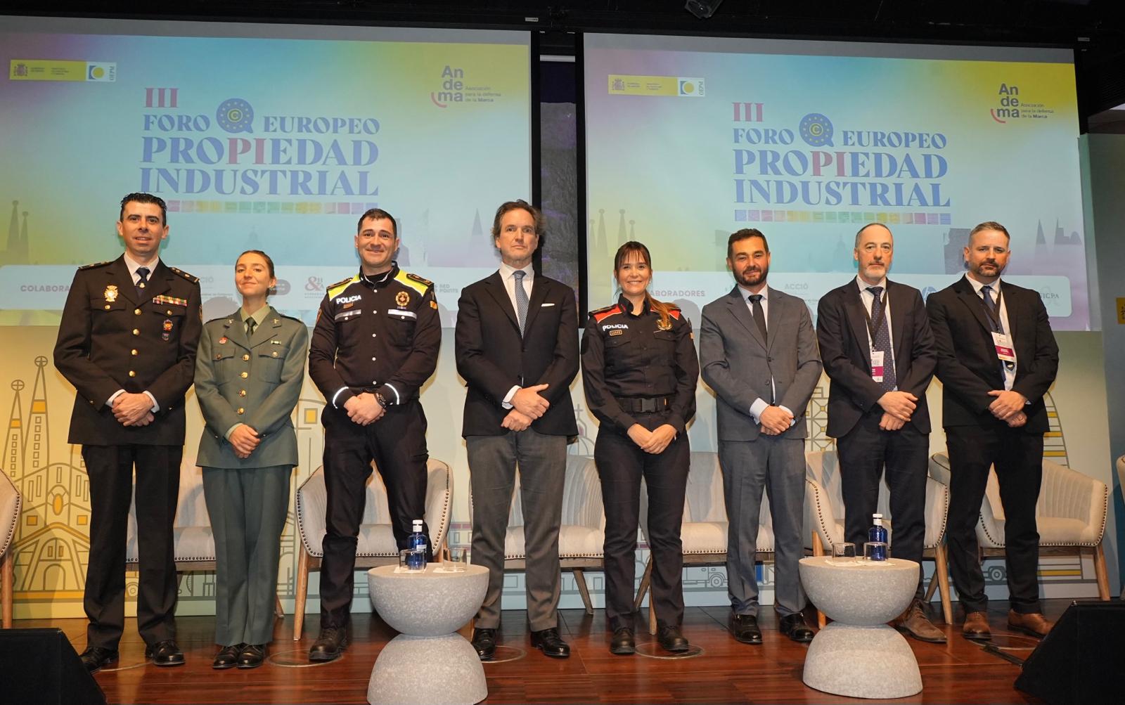 En la imagen, de izquierda a derecha: inspector jefe José Luis Gómez de Policía Nacional; teniente Raquel Herrero de Guardia Civil; sargento Jordi Moreno de Guardia Urbana de Barcelona; Eduardo Petrossi, presidente de ANDEMA; sargenta Marta Gayá de Mossos