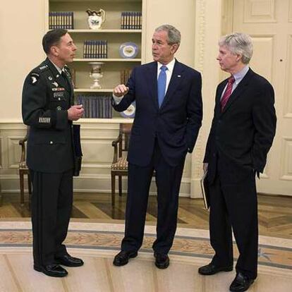 Bush conversa con el general Petraeus  y Ryan Crocker, embajador en Irak, en la Casa Blanca.