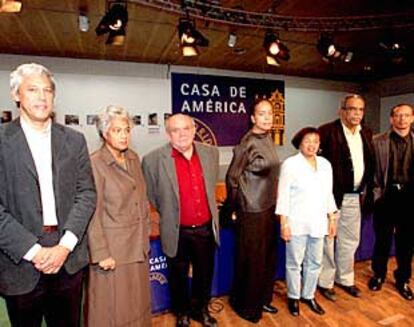 De izquierda a derecha, Denis Henriquez, Cynthia McLeod, Antonio Benítez Rojo, Ellen Louise Ombre, Olive Senior, Édouard Glissant y Fred D&#39;Aguiar, en la Casa de América durante el encuentro Voces del Caribe.