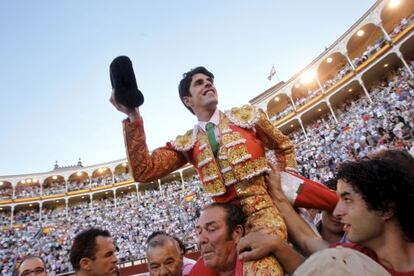 El diestro Alejandro Talavante sale a hombros de la Plaza de las Ventas tras cortar una oreja a cada uno de sus toros.