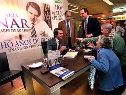 El ex presidente del Gobierno José María Aznar, ayer durante la firma de su libro en Valencia.