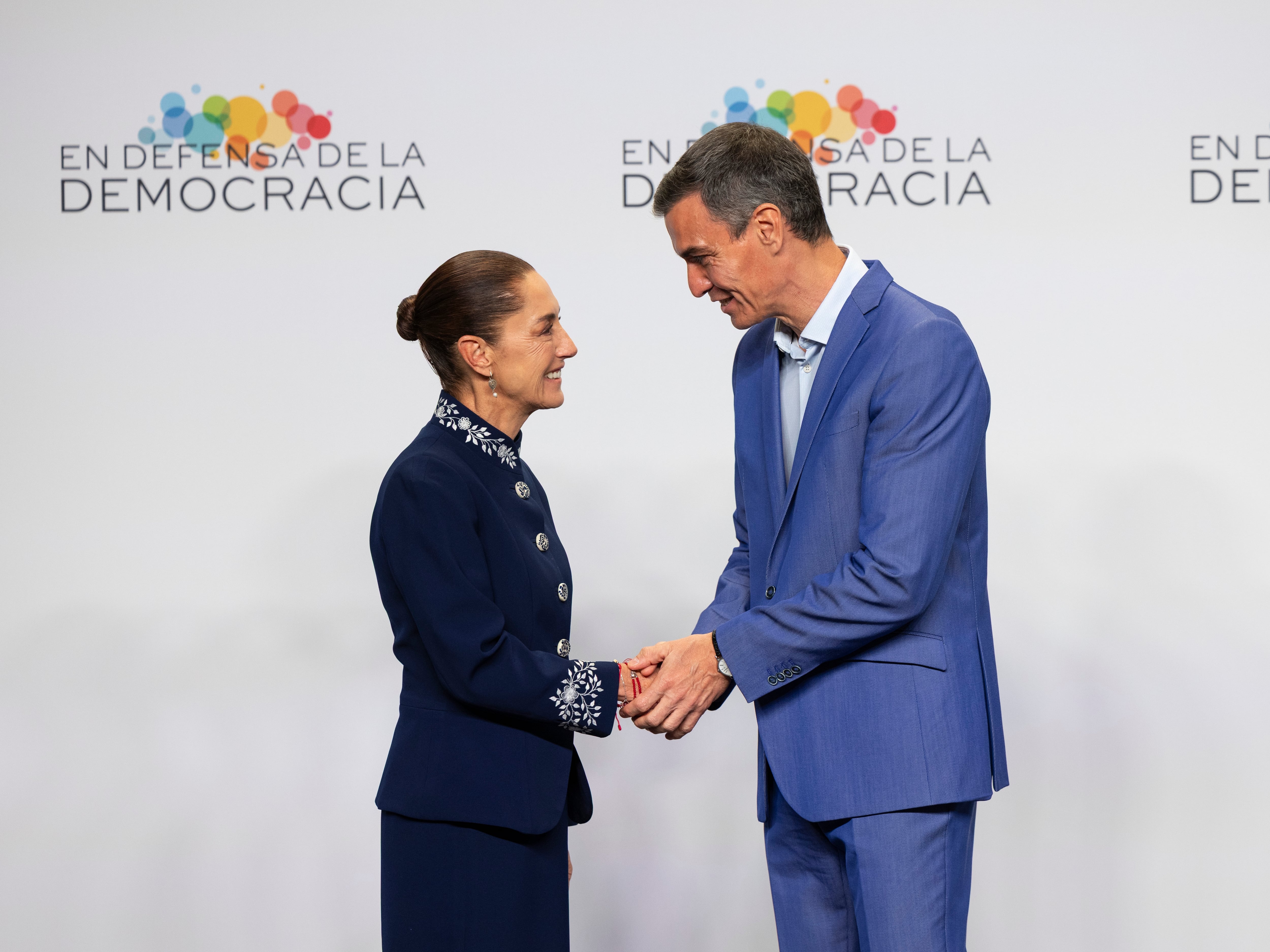 La mandataria mexicana, Claudia Sheinbaum, y el presidente del Gobierno español, Pedro Sánchez, este sábado en la IV Reunión en Defensa de la Democracia.