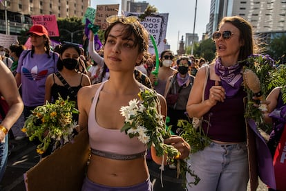 Mujeres participan en la marcha por el día internacional de la mujer en Ciudad de México.