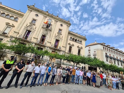 Concentración de repulsa por la muerte de Alicia Rodríguez frente al Ayuntamiento de Jaén el lunes 14 de junio de 2021.