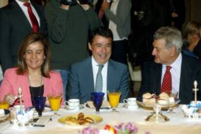 La ministra de Empleo, Fátima Báñez; el presidente de la Comunidad de Madrid, Ignacio González y el presidente del Congreso, Jesús Posada (i a d); hoy, en Madrid.